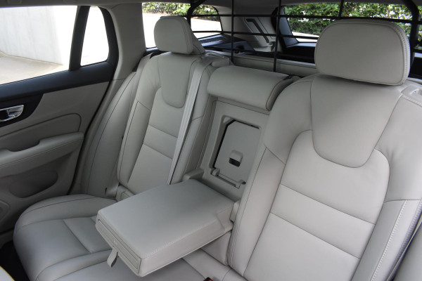 Volvo V60 Cross Country B5 250PK Automaat AWD Pro / Adaptive Cruise Control / Bowers & Wilkins / 360 Graden Camera / Elektrisch glazen schuif-kanteldak / Head-up Display / Nappa leer met stoelventilatie / Massagefunctie voorstoelen / Elektrisch verstelbare stoelen met geheugen / Stoelverw. / Stuurverw. / Trekhaak