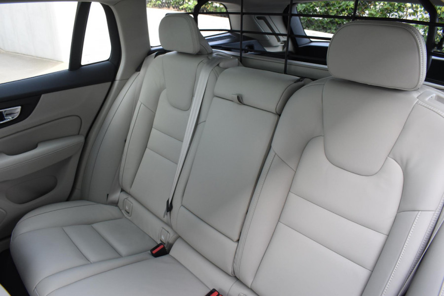 Volvo V60 Cross Country B5 250PK Automaat AWD Pro / Adaptive Cruise Control / Bowers & Wilkins / 360 Graden Camera / Elektrisch glazen schuif-kanteldak / Head-up Display / Nappa leer met stoelventilatie / Massagefunctie voorstoelen / Elektrisch verstelbare stoelen met geheugen / Stoelverw. / Stuurverw. / Trekhaak