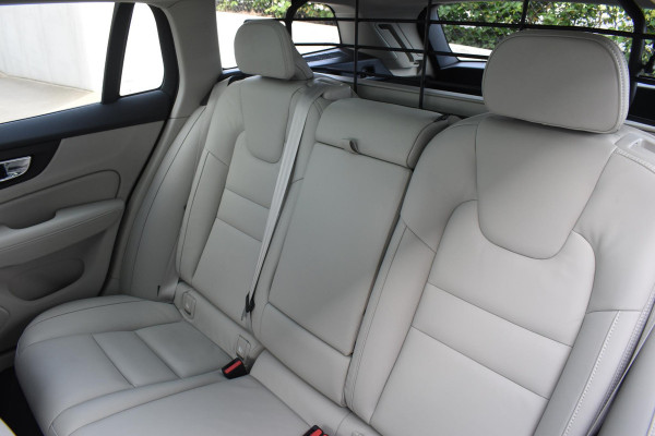 Volvo V60 Cross Country B5 250PK Automaat AWD Pro / Adaptive Cruise Control / Bowers & Wilkins / 360 Graden Camera / Elektrisch glazen schuif-kanteldak / Head-up Display / Nappa leer met stoelventilatie / Massagefunctie voorstoelen / Elektrisch verstelbare stoelen met geheugen / Stoelverw. / Stuurverw. / Trekhaak