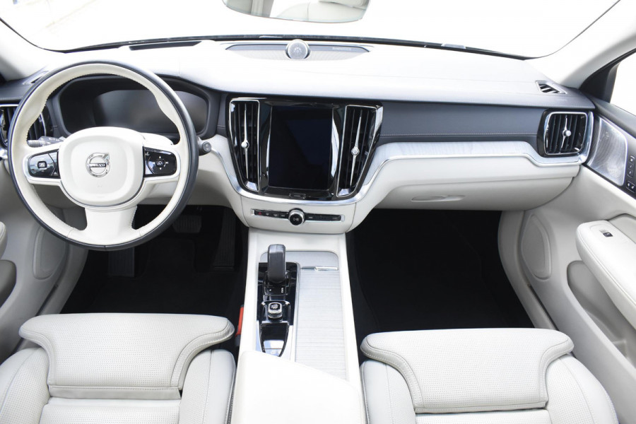 Volvo V60 Cross Country B5 250PK Automaat AWD Pro / Adaptive Cruise Control / Bowers & Wilkins / 360 Graden Camera / Elektrisch glazen schuif-kanteldak / Head-up Display / Nappa leer met stoelventilatie / Massagefunctie voorstoelen / Elektrisch verstelbare stoelen met geheugen / Stoelverw. / Stuurverw. / Trekhaak
