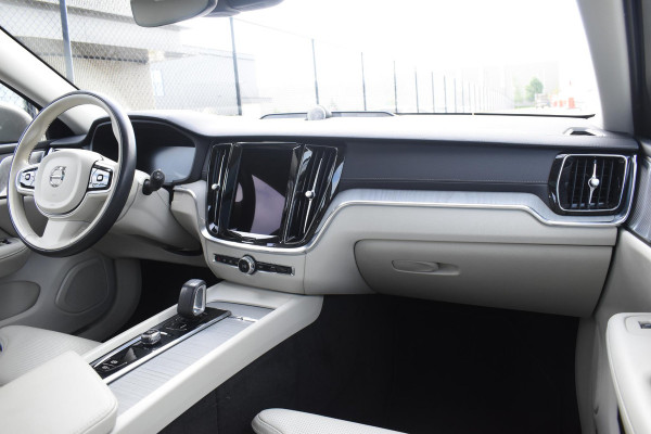 Volvo V60 Cross Country B5 250PK Automaat AWD Pro / Adaptive Cruise Control / Bowers & Wilkins / 360 Graden Camera / Elektrisch glazen schuif-kanteldak / Head-up Display / Nappa leer met stoelventilatie / Massagefunctie voorstoelen / Elektrisch verstelbare stoelen met geheugen / Stoelverw. / Stuurverw. / Trekhaak