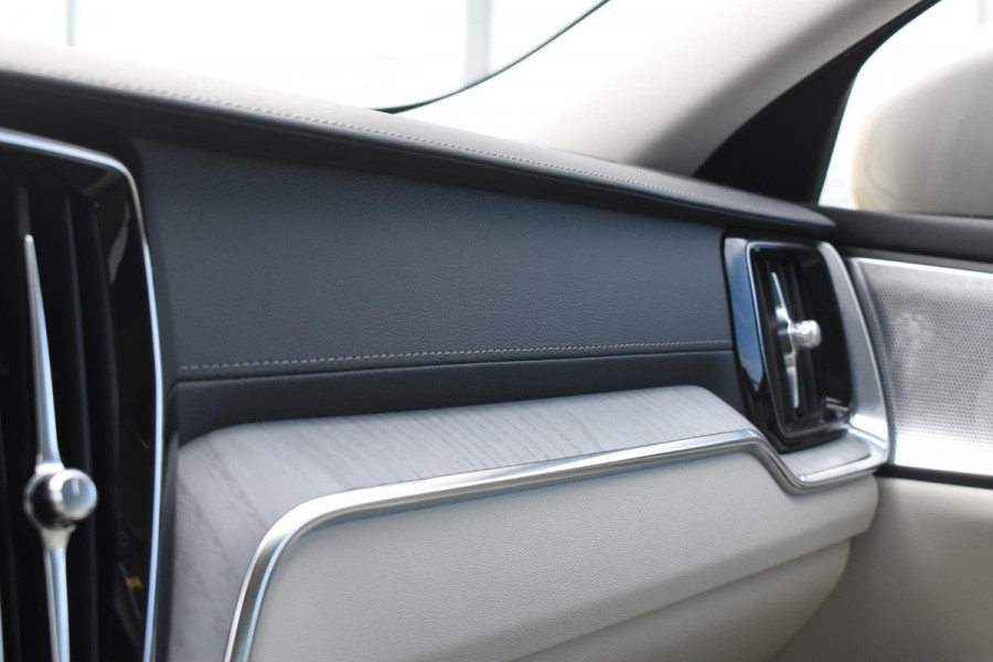 Volvo V60 Cross Country B5 250PK Automaat AWD Pro / Adaptive Cruise Control / Bowers & Wilkins / 360 Graden Camera / Elektrisch glazen schuif-kanteldak / Head-up Display / Nappa leer met stoelventilatie / Massagefunctie voorstoelen / Elektrisch verstelbare stoelen met geheugen / Stoelverw. / Stuurverw. / Trekhaak