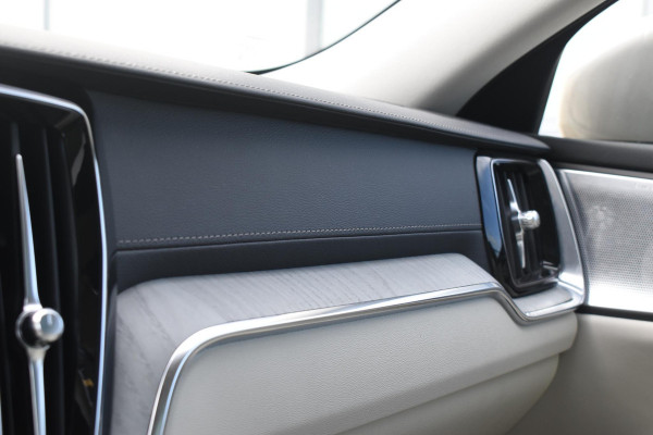 Volvo V60 Cross Country B5 250PK Automaat AWD Pro / Adaptive Cruise Control / Bowers & Wilkins / 360 Graden Camera / Elektrisch glazen schuif-kanteldak / Head-up Display / Nappa leer met stoelventilatie / Massagefunctie voorstoelen / Elektrisch verstelbare stoelen met geheugen / Stoelverw. / Stuurverw. / Trekhaak