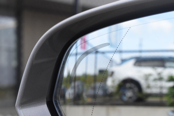 Volvo V60 Cross Country B5 250PK Automaat AWD Pro / Adaptive Cruise Control / Bowers & Wilkins / 360 Graden Camera / Elektrisch glazen schuif-kanteldak / Head-up Display / Nappa leer met stoelventilatie / Massagefunctie voorstoelen / Elektrisch verstelbare stoelen met geheugen / Stoelverw. / Stuurverw. / Trekhaak