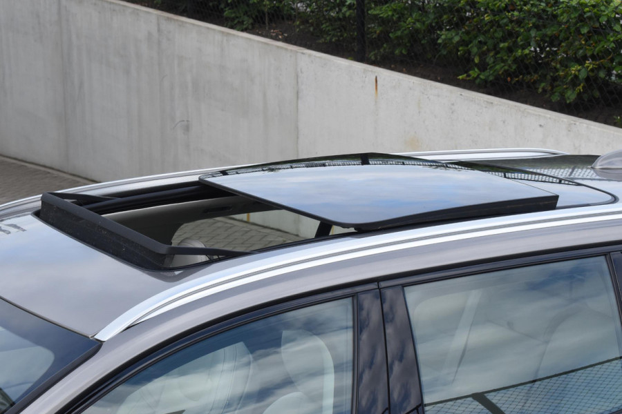 Volvo V60 Cross Country B5 250PK Automaat AWD Pro / Adaptive Cruise Control / Bowers & Wilkins / 360 Graden Camera / Elektrisch glazen schuif-kanteldak / Head-up Display / Nappa leer met stoelventilatie / Massagefunctie voorstoelen / Elektrisch verstelbare stoelen met geheugen / Stoelverw. / Stuurverw. / Trekhaak