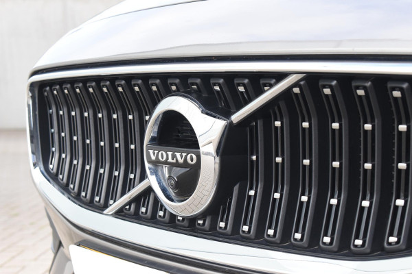 Volvo V60 Cross Country B5 250PK Automaat AWD Pro / Adaptive Cruise Control / Bowers & Wilkins / 360 Graden Camera / Elektrisch glazen schuif-kanteldak / Head-up Display / Nappa leer met stoelventilatie / Massagefunctie voorstoelen / Elektrisch verstelbare stoelen met geheugen / Stoelverw. / Stuurverw. / Trekhaak