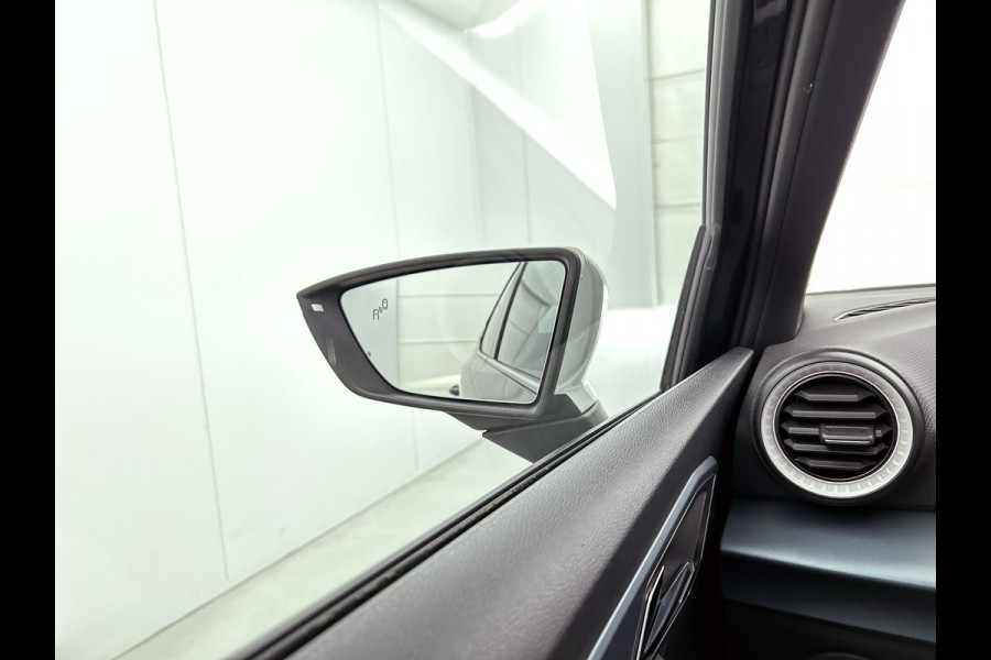 Seat Arona 1.0 TSI Xperience 111PK Automaat / Stoelverwarming / Airco-ecc. / 1/2 leder / Lmv.18" / Navigatie / Apk 01-2028