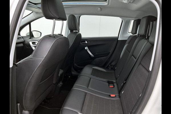 Peugeot 2008 1.5 BlueHDi Allure / Panoramadak / Trekhaak / Cruise-ctr. /  lmv 17"/ Roofrail / Privacy Glass / Apk nieuw