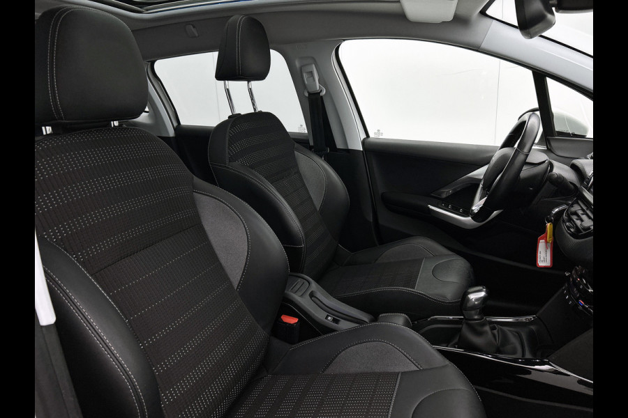 Peugeot 2008 1.5 BlueHDi Allure / Panoramadak / Trekhaak / Cruise-ctr. /  lmv 17"/ Roofrail / Privacy Glass / Apk nieuw