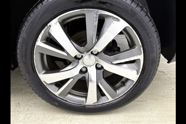 Peugeot 2008 1.5 BlueHDi Allure / Panoramadak / Trekhaak / Cruise-ctr. /  lmv 17"/ Roofrail / Privacy Glass / Apk nieuw