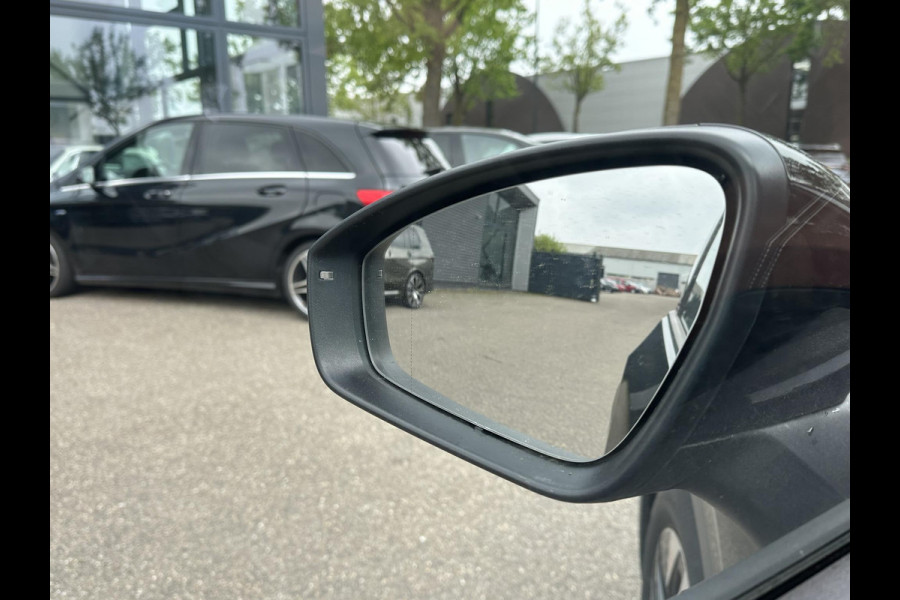 Volkswagen ID.5 PRO PERFORMANCE 77 kWh SOH 92% | CAMERA | STOEL + STUURVERWARMING | RIJKLAAR GELEVERD MET 12 MND BOVAG GARANTIE |