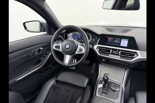 BMW 3 Serie Touring 320i Executive M Sport PANORAMADAK | ADAPTIVE CRUISE | BMW DEALER ONDERHOUDEN | GROOT ONDERHOUD GEHAD | RIJKLAAR | ELEKTRISCHE ACHTERKLEP | CAMERA | STOELVERWARMING | 12 MND BOVAG GARANTIE | APPLE CARPLAY