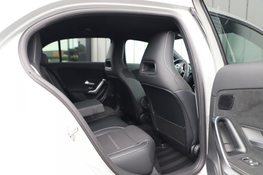 Mercedes-Benz A-Klasse 250e AMG | 218PK | Sfeerverlichting | Widescreen | Stuurverwarming | ACC+ | Standkachel | Camera | 2025.