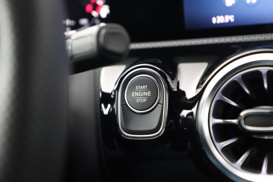 Mercedes-Benz A-Klasse 250e AMG | 218PK | Sfeerverlichting | Widescreen | Stuurverwarming | ACC+ | Standkachel | Camera | 2025.