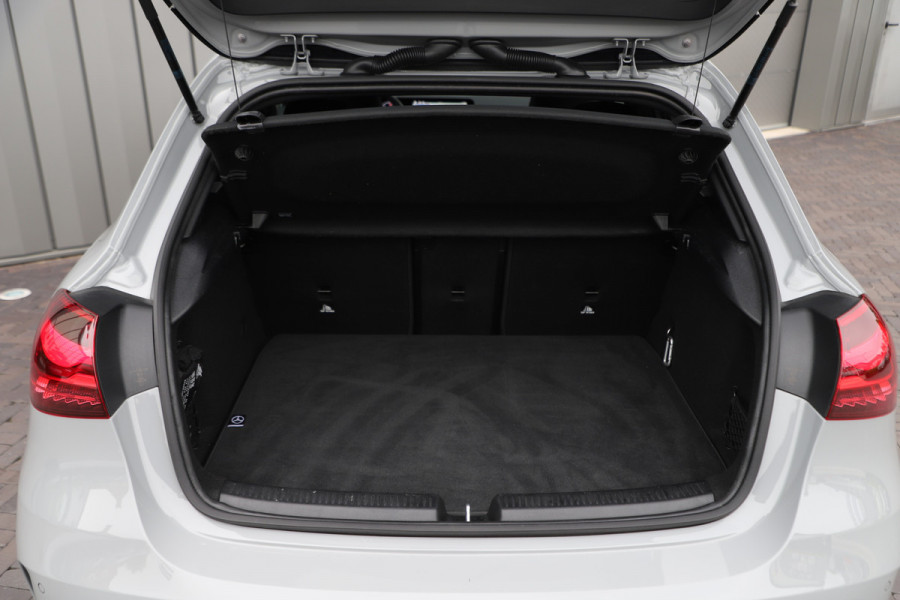 Mercedes-Benz A-Klasse 250e AMG | 218PK | Sfeerverlichting | Widescreen | Stuurverwarming | ACC+ | Standkachel | Camera | 2025.
