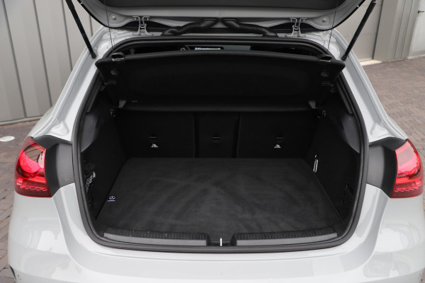 Mercedes-Benz A-Klasse 250e AMG | 218PK | Sfeerverlichting | Widescreen | Stuurverwarming | ACC+ | Standkachel | Camera | 2025.