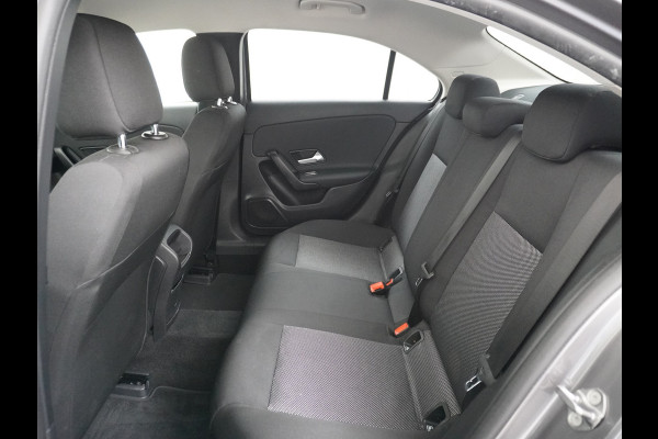 Mercedes-Benz A-Klasse 180 Navi Virtual-Cockpit AMG Camera Ecc Cruise Control Pdc Keyless Stoelverwarming Regen-Lichtsensor Led Lmv Bluetooth
