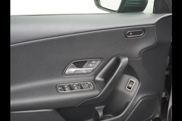 Mercedes-Benz A-Klasse 180 Navi Virtual-Cockpit AMG Camera Ecc Cruise Control Pdc Keyless Stoelverwarming Regen-Lichtsensor Led Lmv Bluetooth
