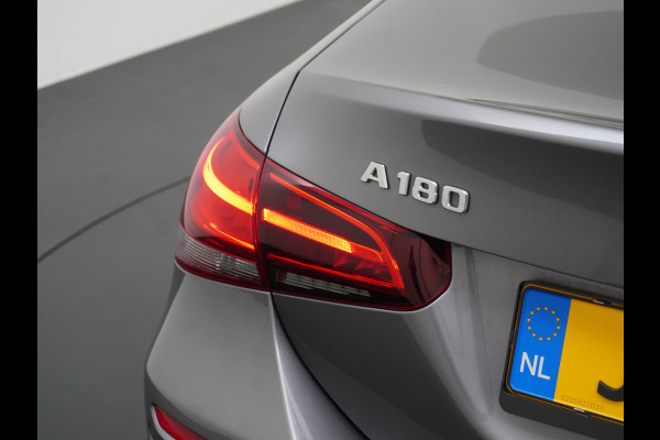 Mercedes-Benz A-Klasse 180 Navi Virtual-Cockpit AMG Camera Ecc Cruise Control Pdc Keyless Stoelverwarming Regen-Lichtsensor Led Lmv Bluetooth