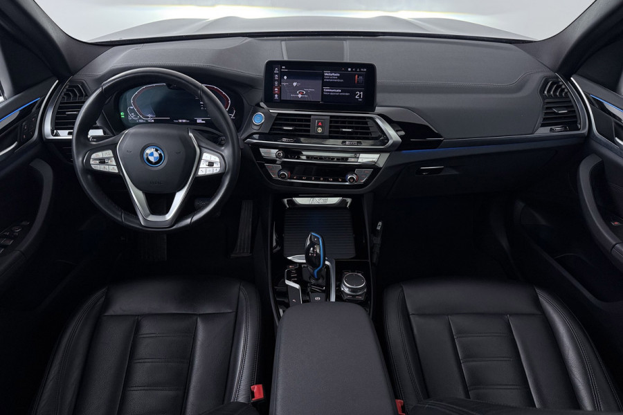 BMW iX3 High Executive 80 kWh M-pakket (1e eigenaar, NL-auto, Dealer OnderH, Trekhaak, Panoramadak, Camera, Leder, StoelV, Etc)