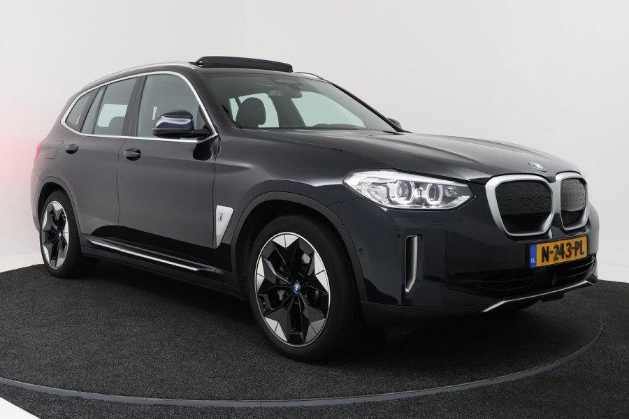 BMW iX3 High Executive 80 kWh M-pakket (1e eigenaar, NL-auto, Dealer OnderH, Trekhaak, Panoramadak, Camera, Leder, StoelV, Etc)