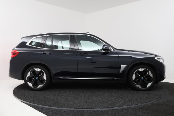 BMW iX3 High Executive 80 kWh M-pakket (1e eigenaar, NL-auto, Dealer OnderH, Trekhaak, Panoramadak, Camera, Leder, StoelV, Etc)