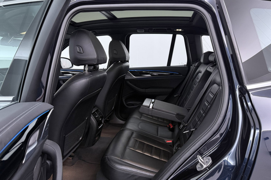 BMW iX3 High Executive 80 kWh M-pakket (1e eigenaar, NL-auto, Dealer OnderH, Trekhaak, Panoramadak, Camera, Leder, StoelV, Etc)