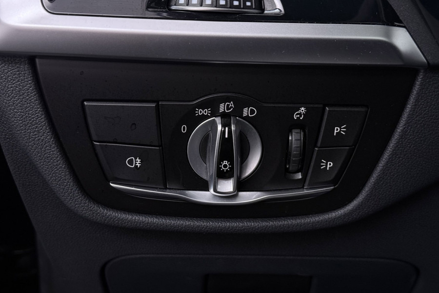 BMW iX3 High Executive 80 kWh M-pakket (1e eigenaar, NL-auto, Dealer OnderH, Trekhaak, Panoramadak, Camera, Leder, StoelV, Etc)