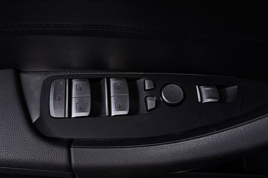 BMW iX3 High Executive 80 kWh M-pakket (1e eigenaar, NL-auto, Dealer OnderH, Trekhaak, Panoramadak, Camera, Leder, StoelV, Etc)