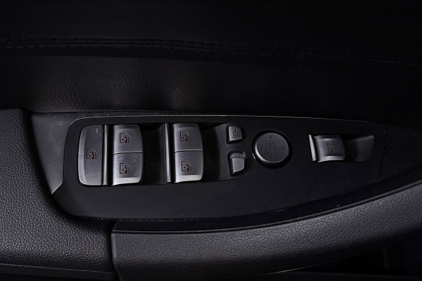 BMW iX3 High Executive 80 kWh M-pakket (1e eigenaar, NL-auto, Dealer OnderH, Trekhaak, Panoramadak, Camera, Leder, StoelV, Etc)