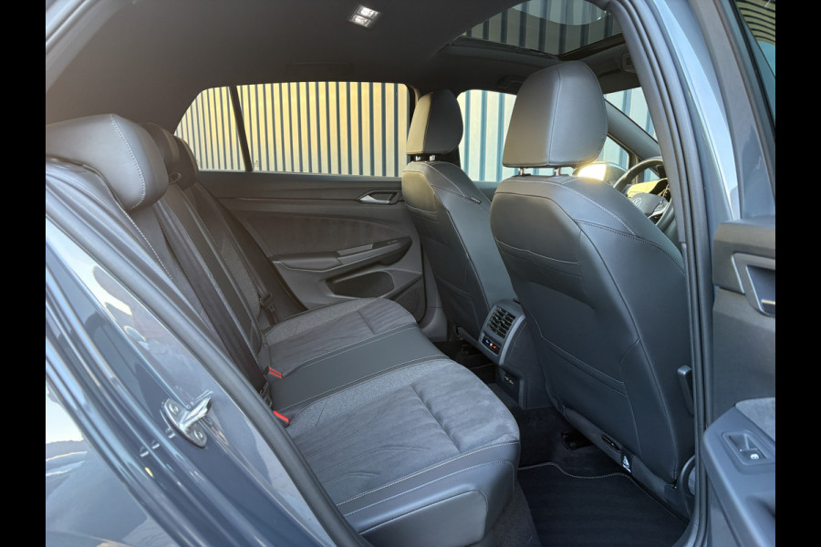 Volkswagen Golf 1.5 eTSI 50 Edition | Panodak | Stoelgeheugen | Head Up | IQ Light | Prijs Rijklaar!!