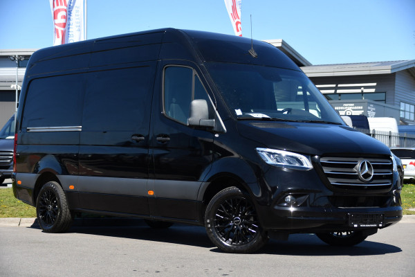 Mercedes-Benz Sprinter 317 1.9 CDI L2H2 RWD Black Edition Full Options! 360 Camera, Adaptieve Cruise, LED, 3500kg Trekhaak, Leder, Carplay, 170pk, Voorruit verwarming, Uniek!