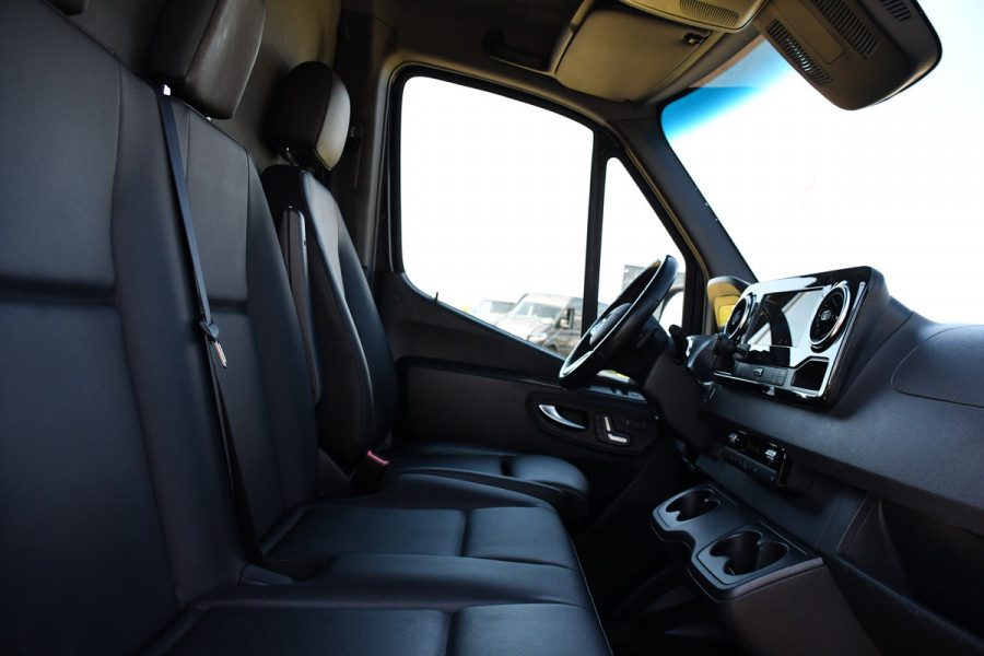 Mercedes-Benz Sprinter 317 1.9 CDI L2H2 RWD Black Edition Full Options! 360 Camera, Adaptieve Cruise, LED, 3500kg Trekhaak, Leder, Carplay, 170pk, Voorruit verwarming, Uniek!