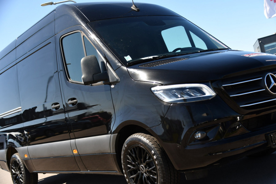 Mercedes-Benz Sprinter 317 1.9 CDI L2H2 RWD Black Edition Full Options! 360 Camera, Adaptieve Cruise, LED, 3500kg Trekhaak, Leder, Carplay, 170pk, Voorruit verwarming, Uniek!