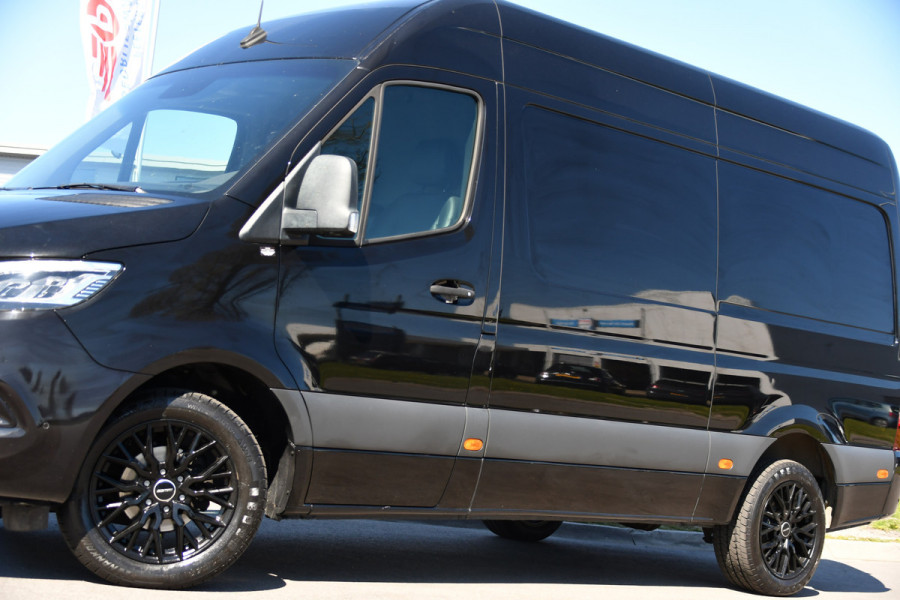 Mercedes-Benz Sprinter 317 1.9 CDI L2H2 RWD Black Edition Full Options! 360 Camera, Adaptieve Cruise, LED, 3500kg Trekhaak, Leder, Carplay, 170pk, Voorruit verwarming, Uniek!