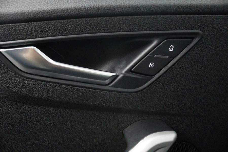 Audi Q2 30 TFSI S Edition (NAVIGATIE, LEDER, STOELVERWARMING, PARKEERSENSOREN)