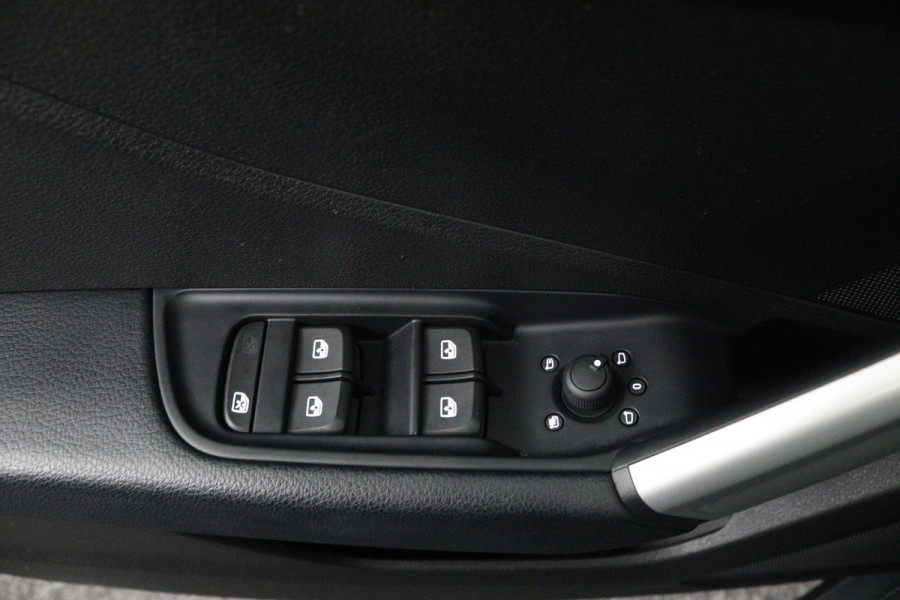 Audi Q2 30 TFSI S Edition (NAVIGATIE, LEDER, STOELVERWARMING, PARKEERSENSOREN)