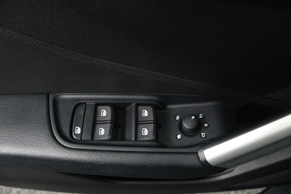 Audi Q2 30 TFSI S Edition (NAVIGATIE, LEDER, STOELVERWARMING, PARKEERSENSOREN)