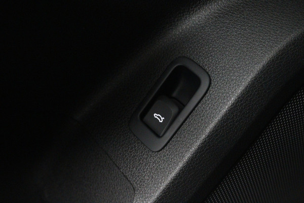 Audi Q2 30 TFSI S Edition (NAVIGATIE, LEDER, STOELVERWARMING, PARKEERSENSOREN)