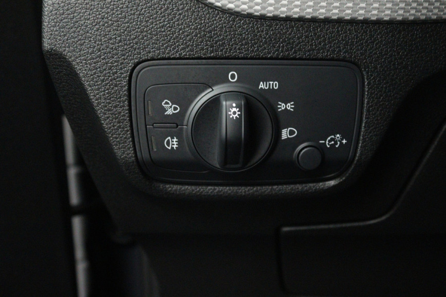 Audi Q2 30 TFSI S Edition (NAVIGATIE, LEDER, STOELVERWARMING, PARKEERSENSOREN)