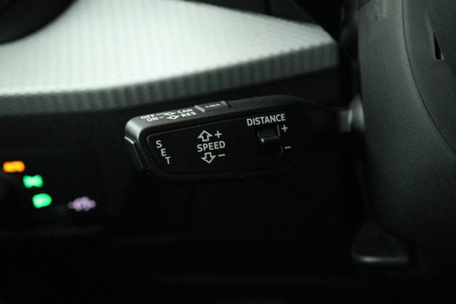 Audi Q2 30 TFSI S Edition (NAVIGATIE, LEDER, STOELVERWARMING, PARKEERSENSOREN)