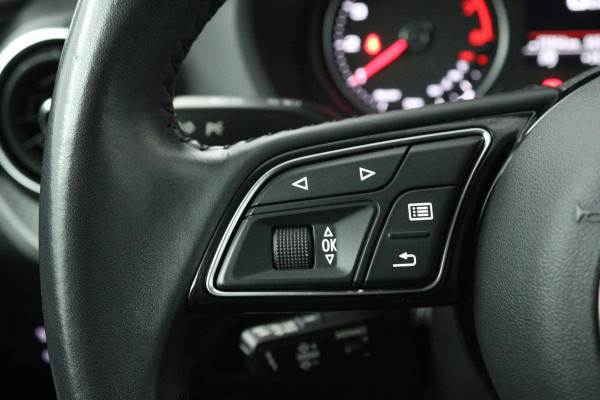 Audi Q2 30 TFSI S Edition (NAVIGATIE, LEDER, STOELVERWARMING, PARKEERSENSOREN)