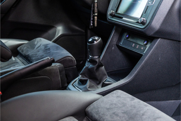 Volkswagen Caddy 2.0 TDI L2H1 Maxi Exclusive | Bi-Xenon | CarPlay | Elek stoelen | Stoelverwarming | Camera | Alcantara bekleding | MF Stuur | Nieuwe APK