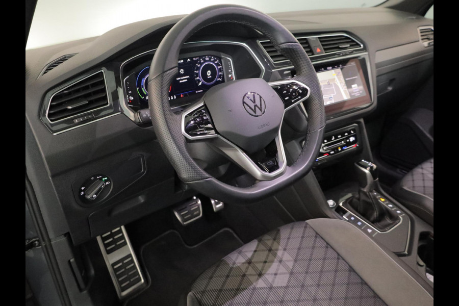 Volkswagen Tiguan 1.4 TSI eHybrid R-Line Business 245pk | 19'LM-velgen| Pano-dak| Camera| trekhaak afneembaar