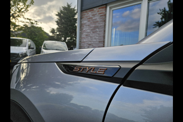 Peugeot 2008 1.2 Hybrid 136 Style Carplay! LED! Automaat! Cruise Control! Mooie/Nette Auto!