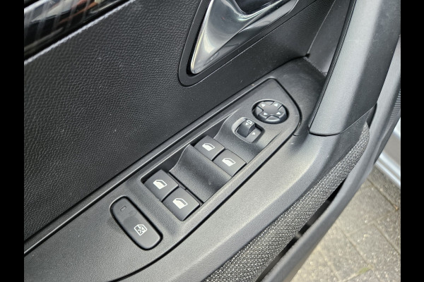 Peugeot 2008 1.2 Hybrid 136 Style Carplay! LED! Automaat! Cruise Control! Mooie/Nette Auto!