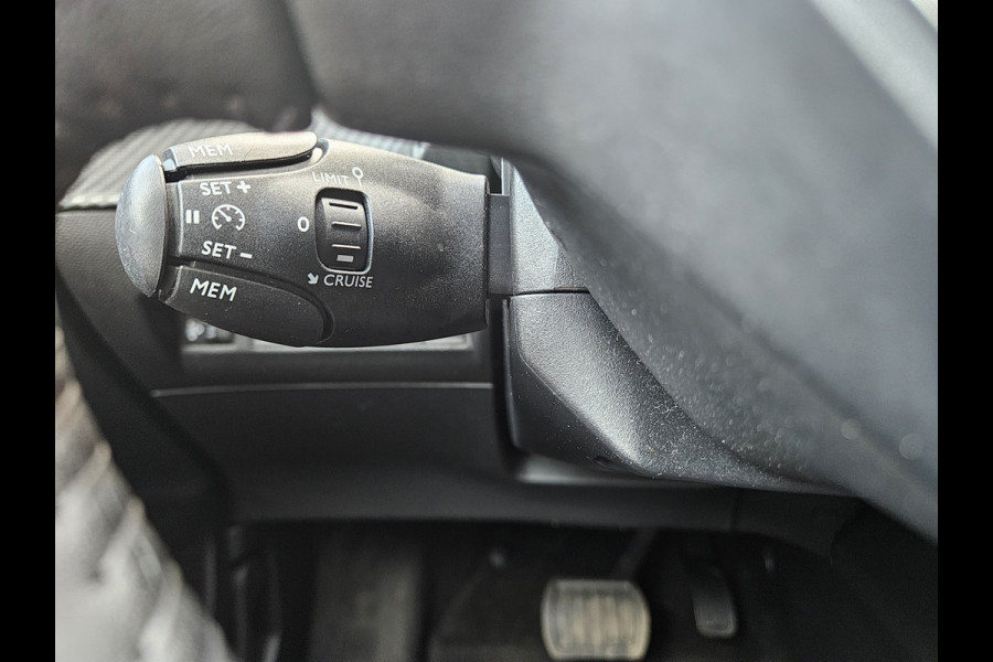 Peugeot 2008 1.2 Hybrid 136 Style Carplay! LED! Automaat! Cruise Control! Mooie/Nette Auto!