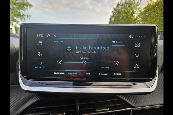 Peugeot 2008 1.2 Hybrid 136 Style Carplay! LED! Automaat! Cruise Control! Mooie/Nette Auto!