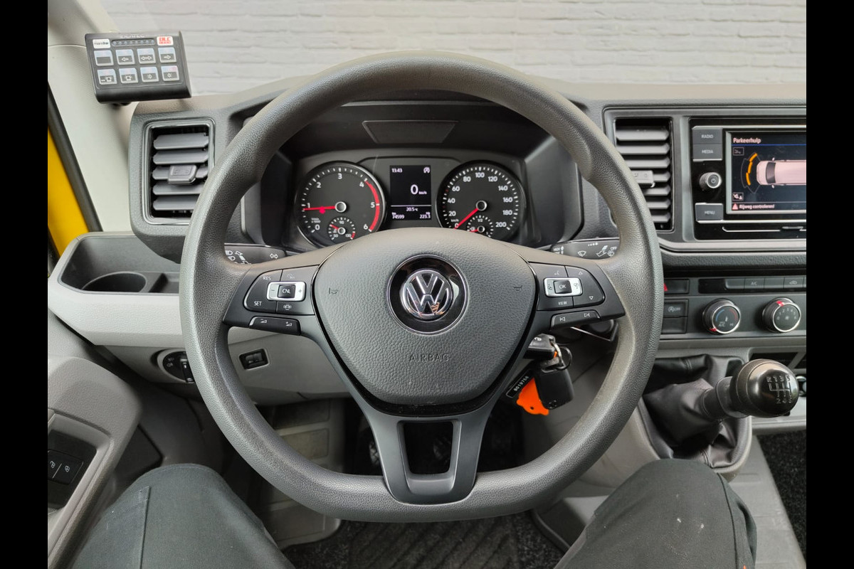 Volkswagen Crafter 35 2.0 TDI L3H3 Highline Airco Trekhaak Comfort Plus bestuurdersstoel Cruise Control Camera Pdc Bluetooth Voorruitverwarming Inbouwkasten Omvormer Signaleringsverlichting Betonplex Vloer Wandbetimmering Licht- en regensensor 3.000KG Trekgewicht 1e Eigenaar Origineel Nederlandse Bus