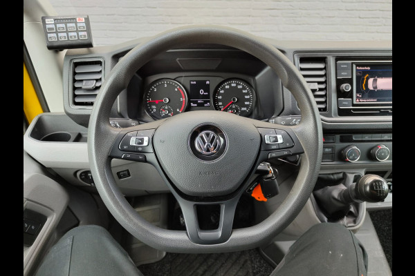 Volkswagen Crafter 35 2.0 TDI L3H3 Highline Airco Trekhaak Comfort Plus bestuurdersstoel Cruise Control Camera Pdc Bluetooth Voorruitverwarming Inbouwkasten Omvormer Signaleringsverlichting Betonplex Vloer Wandbetimmering Licht- en regensensor 3.000KG Trekgewicht 1e Eigenaar Origineel Nederlandse Bus